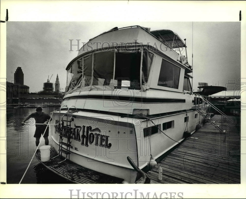 1990 Press Photo Troy Gray member of Heartbreak Hotel Chapter Yacht - cva57448 - Historic Images