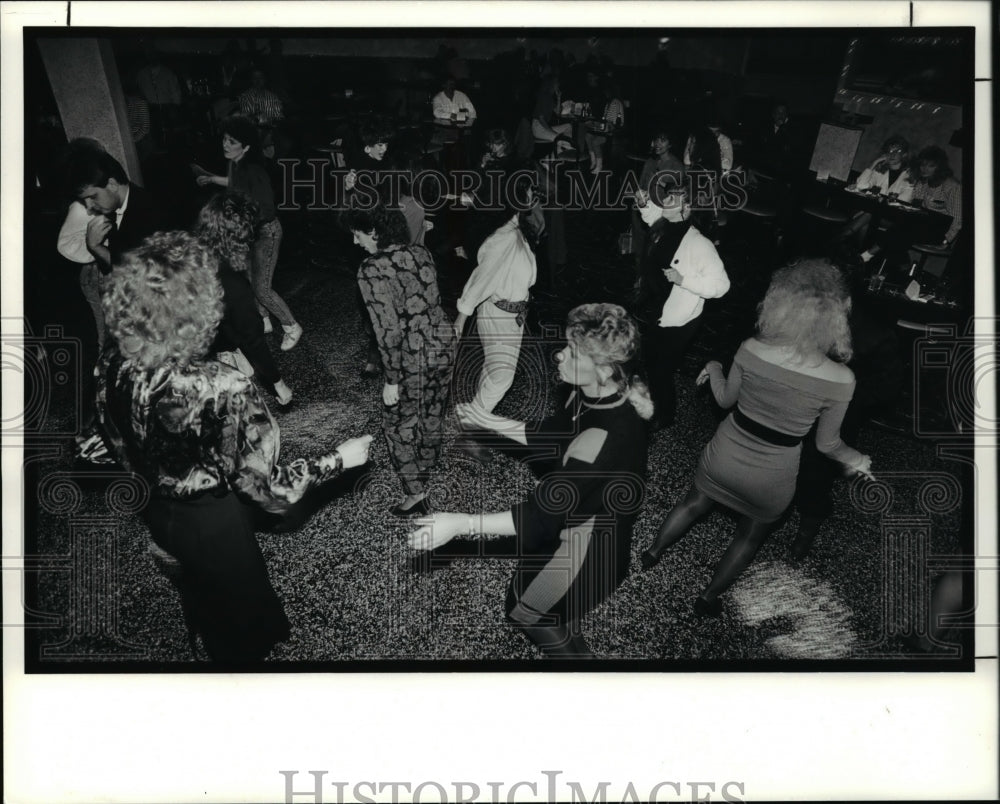 1991 Press Photo People having fun at dancing at the Impact Disco - Historic Images