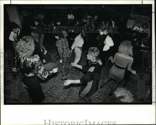 1991 Press Photo People having fun at dancing at the Impact Disco - Historic Images