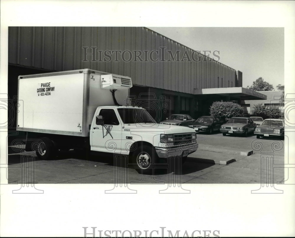 1992 Press Photo Tom Paige catering truck parked along side of Cleveland Society - Historic Images