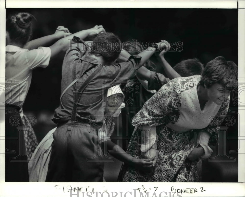 1991 Press Photo Sandy Muller, dir of Pioneer School at Burton&#39;s Century Village - Historic Images