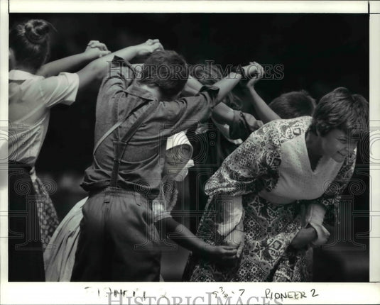 1991 Press Photo Sandy Muller, dir of Pioneer School at Burton's Century Village - Historic Images