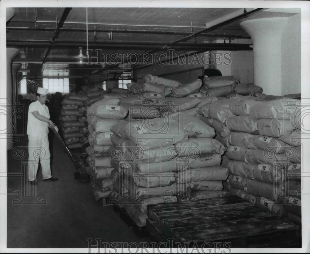 1973 Press Photo Working Loading Ingredients at Forbes Chocolate Co. - Historic Images