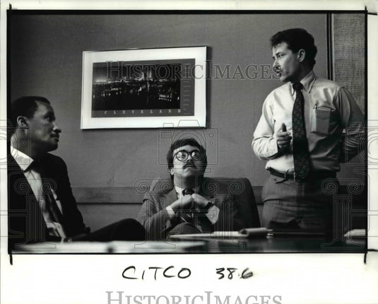 1990 Press Photo Cleveland City Council Caucus meeting at City Hall. - Historic Images