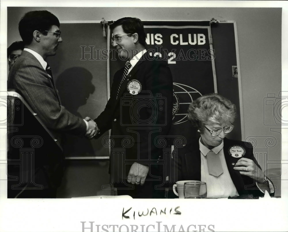 1987 Press Photo Mae Rowe awarded at Cleveland Intl. Liwanis first member - Historic Images