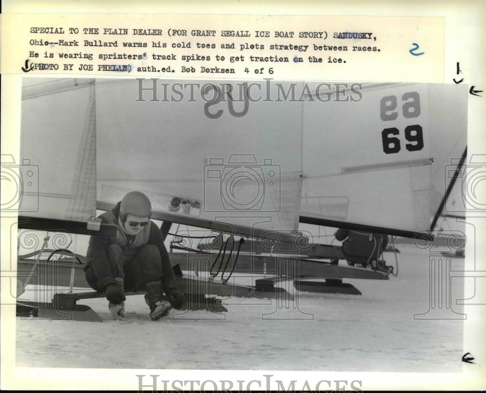 1986 Press Photo Mark Bullard warms he toes between races-Historic Images