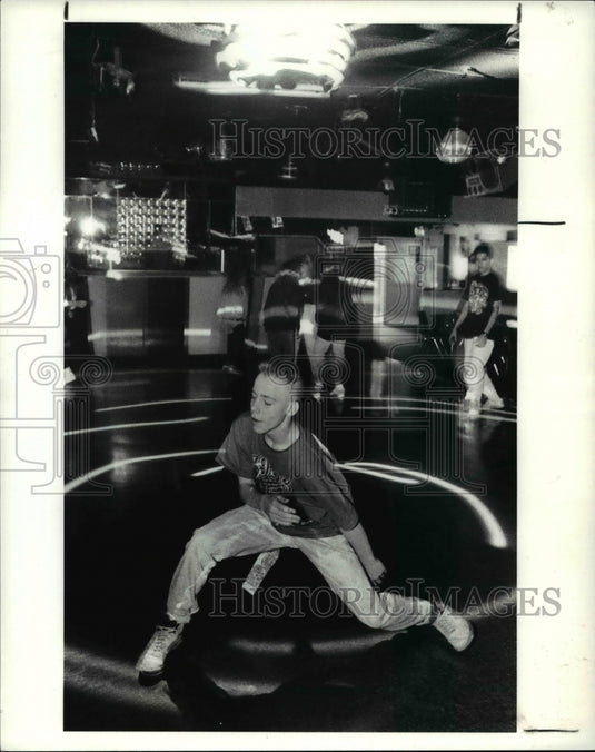 1991 Press Photo Brad Daughtery dances at the teen club in Willoughby Hill-Historic Images