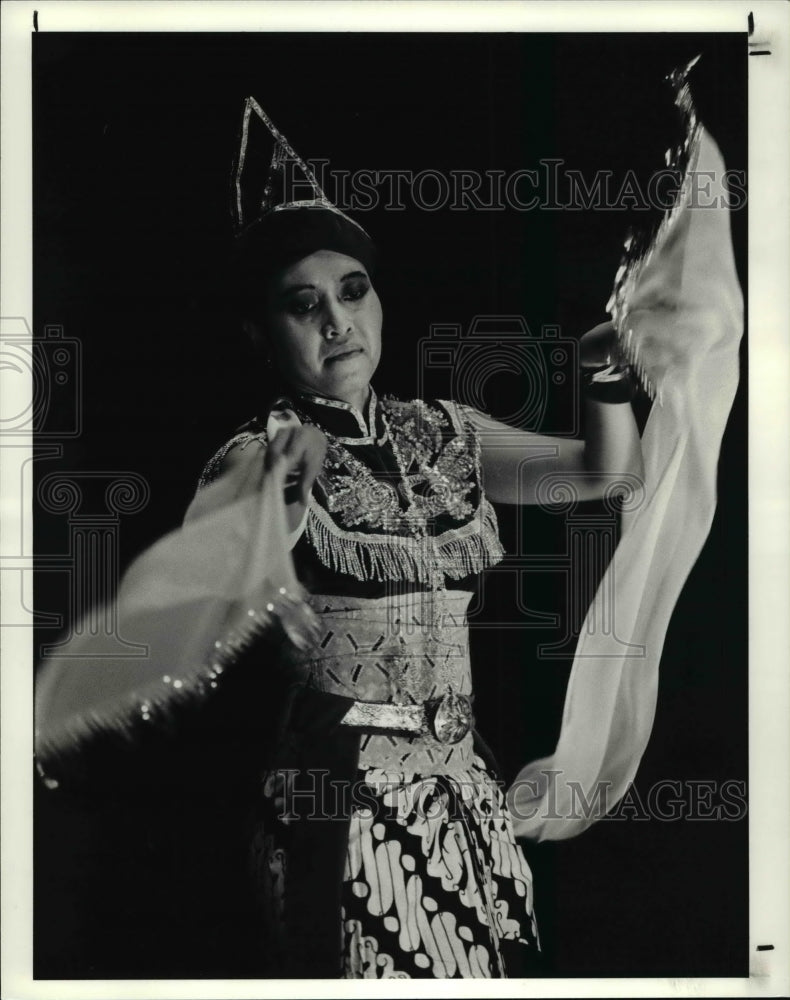 1990 Press Photo Wida Soegiarso in her Indonesian costume - cva57704 - Historic Images