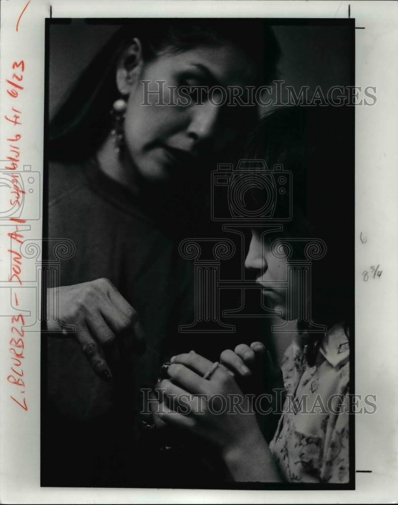 1991 Press Photo Joan Holian checks Sheyanne Capton as she makes beaded ring - Historic Images