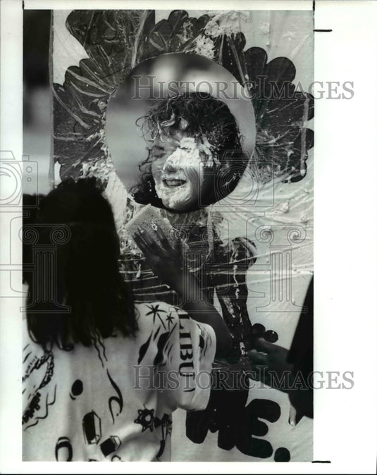 1989 Press Photo Leigh Mulligan target at the Oberlin Sewer Festival - Historic Images