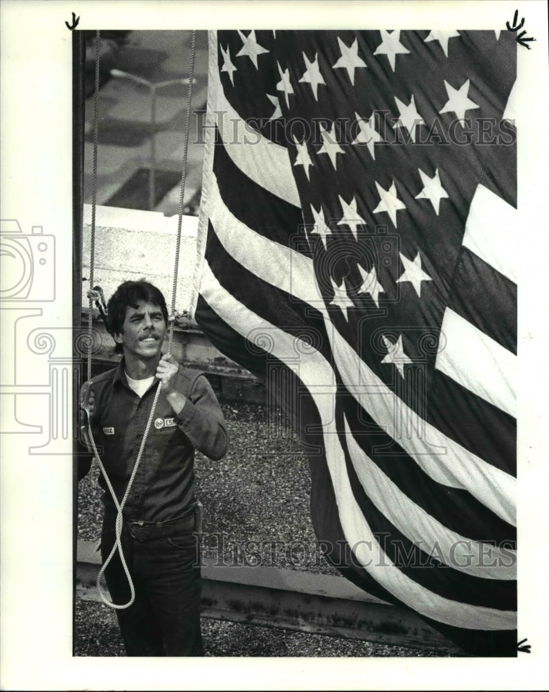 1985 Press Photo US Flag Rises in the Cuyahoga Savings Building - Historic Images