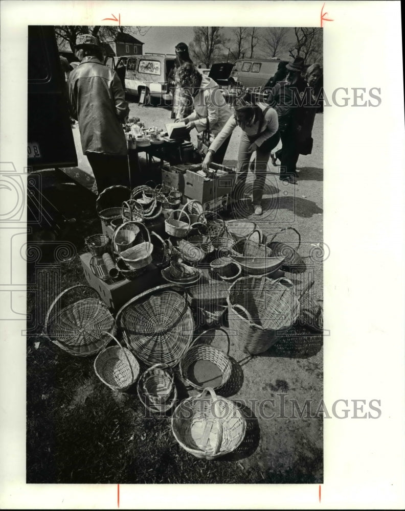 1980 Press Photo The Mayfield Heights dealer at the Aurora flea market-Historic Images