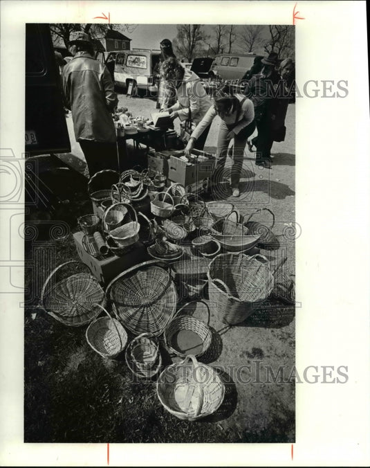 1980 Press Photo The Mayfield Heights dealer at the Aurora flea market-Historic Images