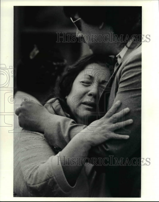 1990 Press Photo Gloria DeNoon is comforted by her son Roger DeNoon Jr. - Historic Images