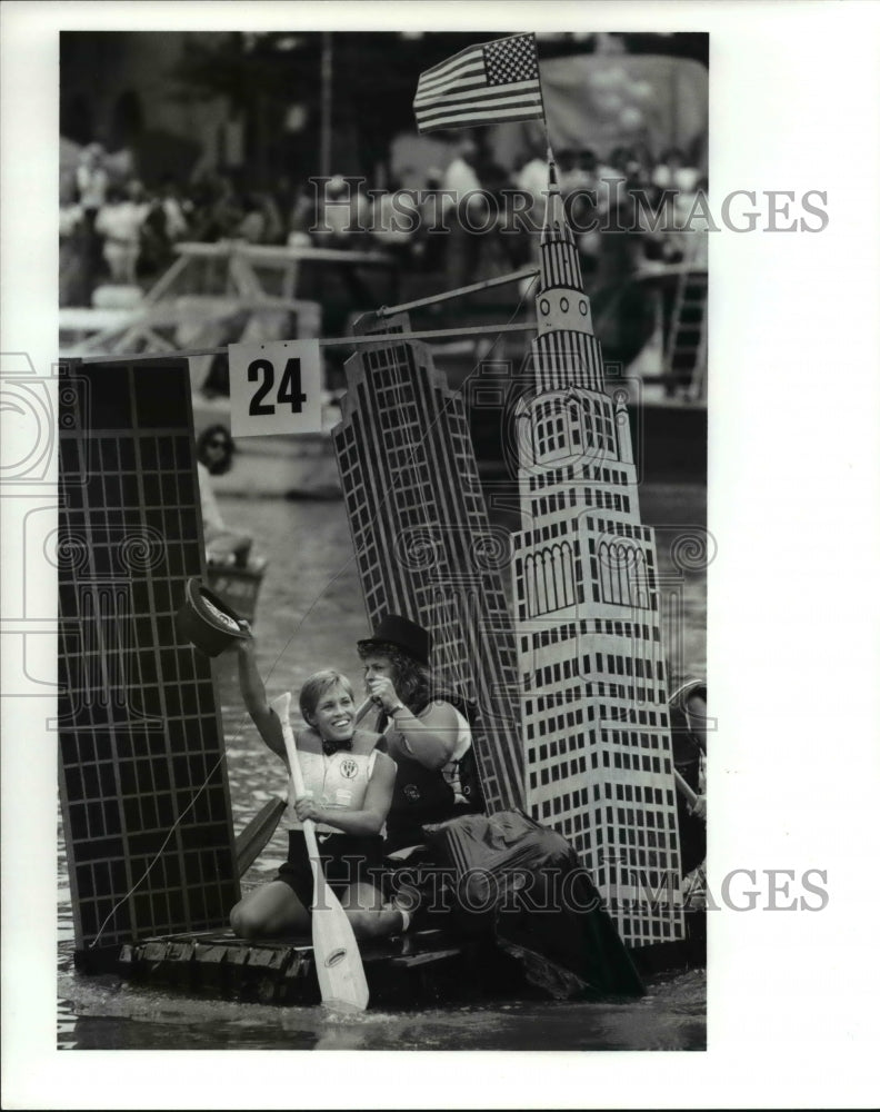 1989 Press Photo Carol Miller tips her hat to the crowd after finishing-Historic Images