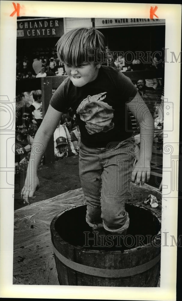 1979 Press Photo Steve Johnson, 11, of Geneva-Festivals Geneva Grape - Historic Images