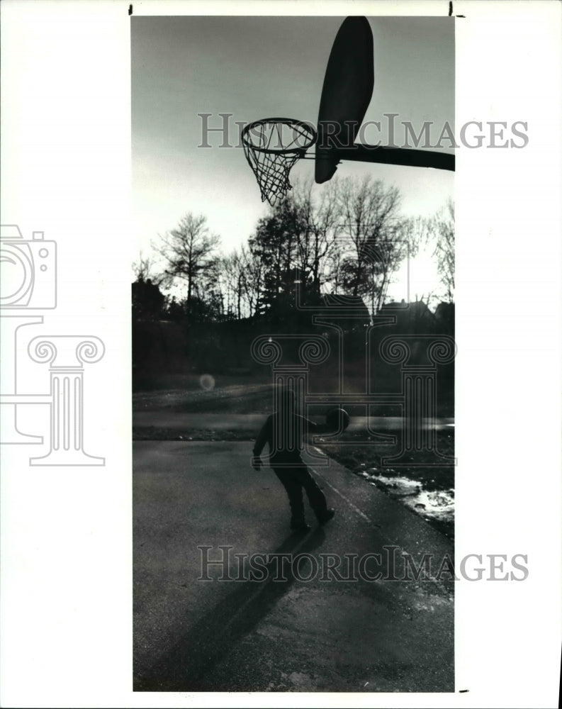 1990 Press Photo Peter Washington age 11 of Cleveland heights practices at- Historic Images