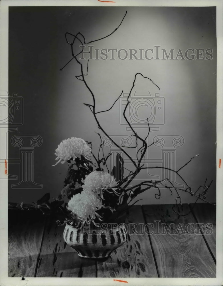 1964 Press Photo The flower arrangement by Harold Scrahera - Historic Images