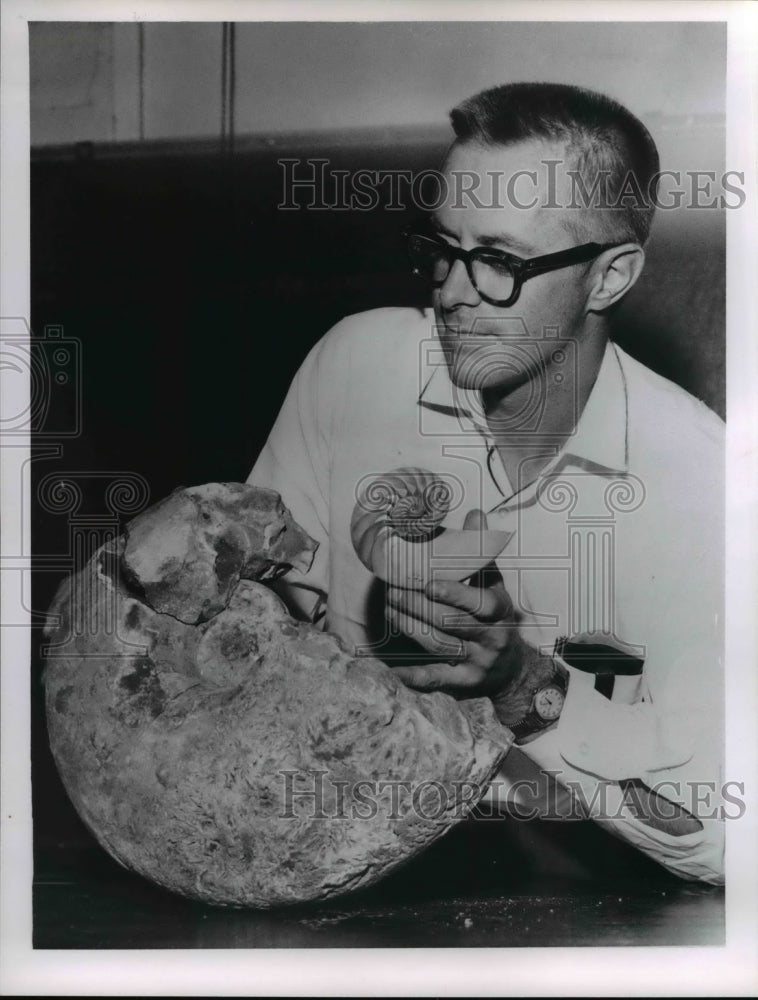 1961 Press Photo Dr.Francis P.Stehl,Professor og Geology at Wertern Reserve Univ-Historic Images