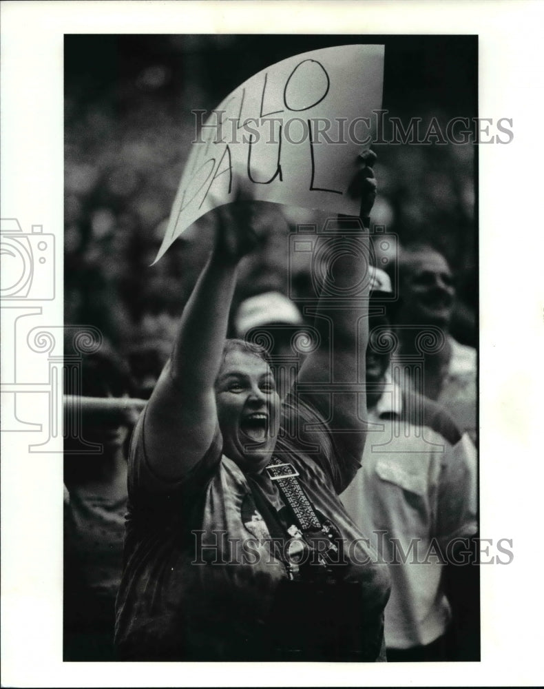 1990 Press Photo Kathi Schlotterer of Norwalk at Paul McCartney Concert-Historic Images