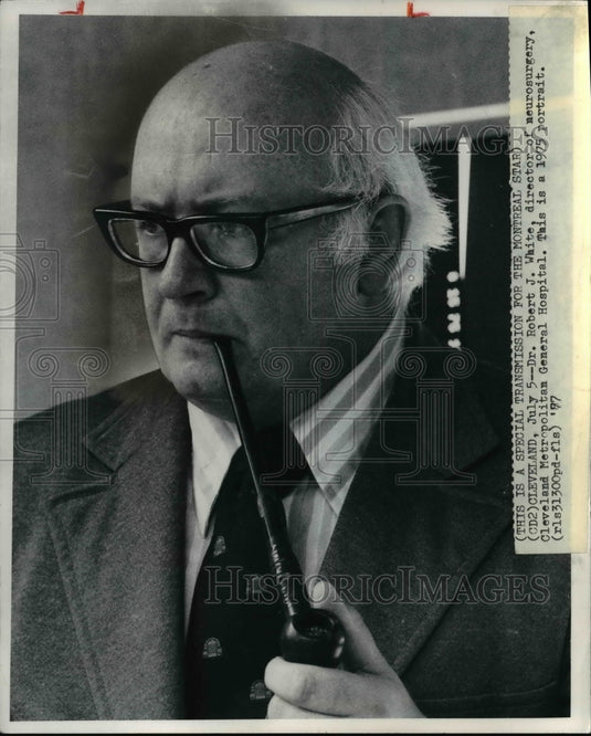 1975 Press Photo Dr. Robert J White - Historic Images