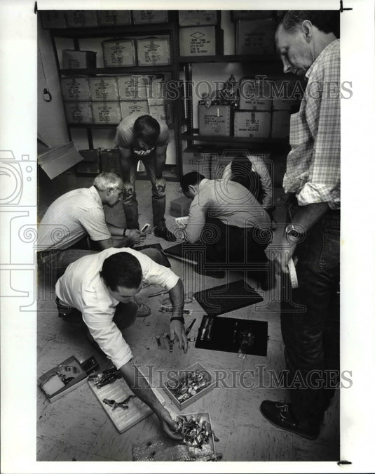 1987 Press Photo FBI agents go through laborious process of cataloging scores-Historic Images