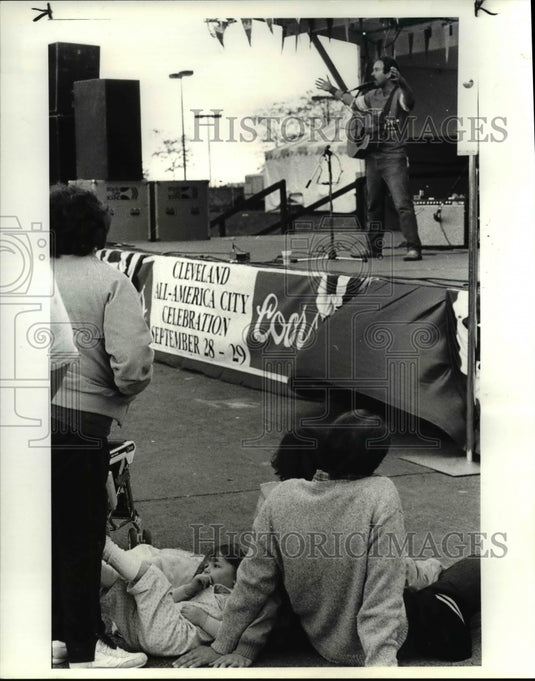1984 Press Photo Alex Bevan performat the Cleveland All American City Festival - Historic Images