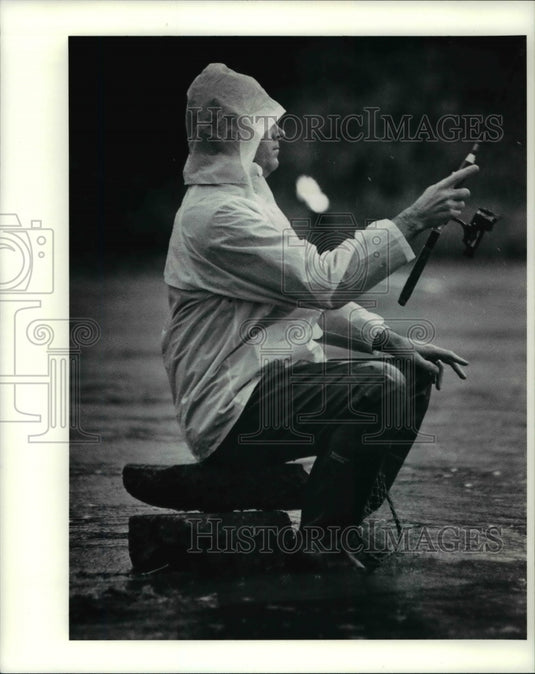 1991 Press Photo Bob Batman salmon-fishing at Chagrin River - Historic Images