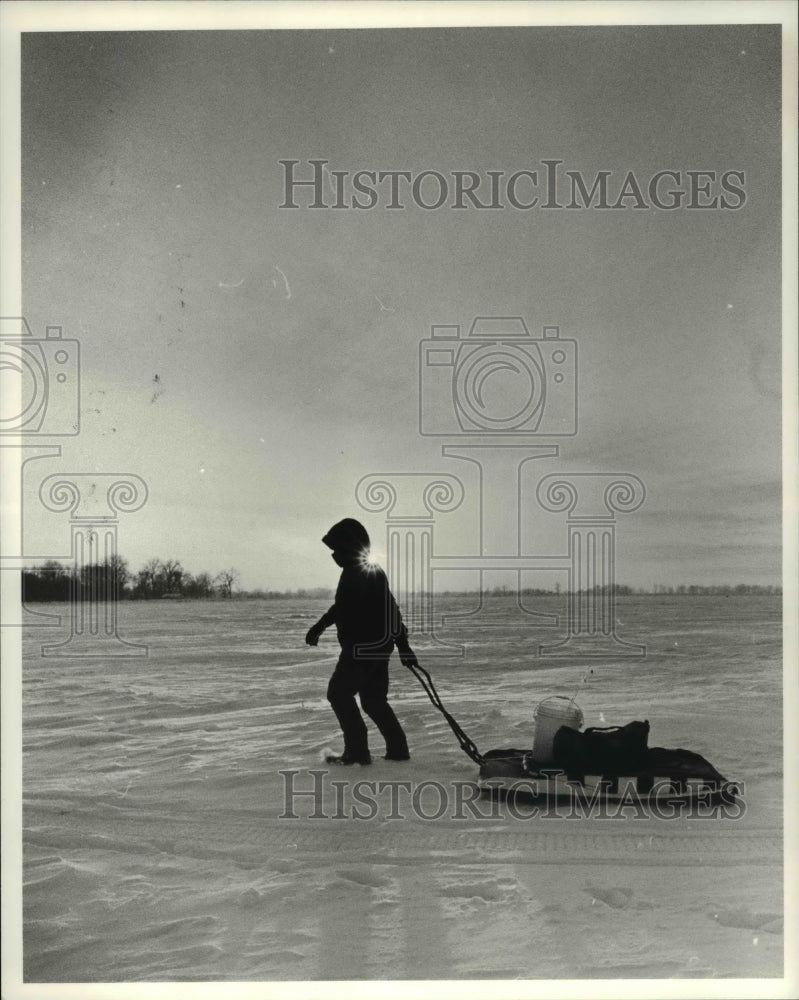 1981 Press Photo Ice Fisherman pulling gear and collapsible shanty-Historic Images