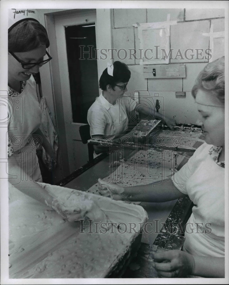 1969 Press Photo Wilma Rear,Dorothy Krogn, River Carter w/ Almond Bark candy- Historic Images