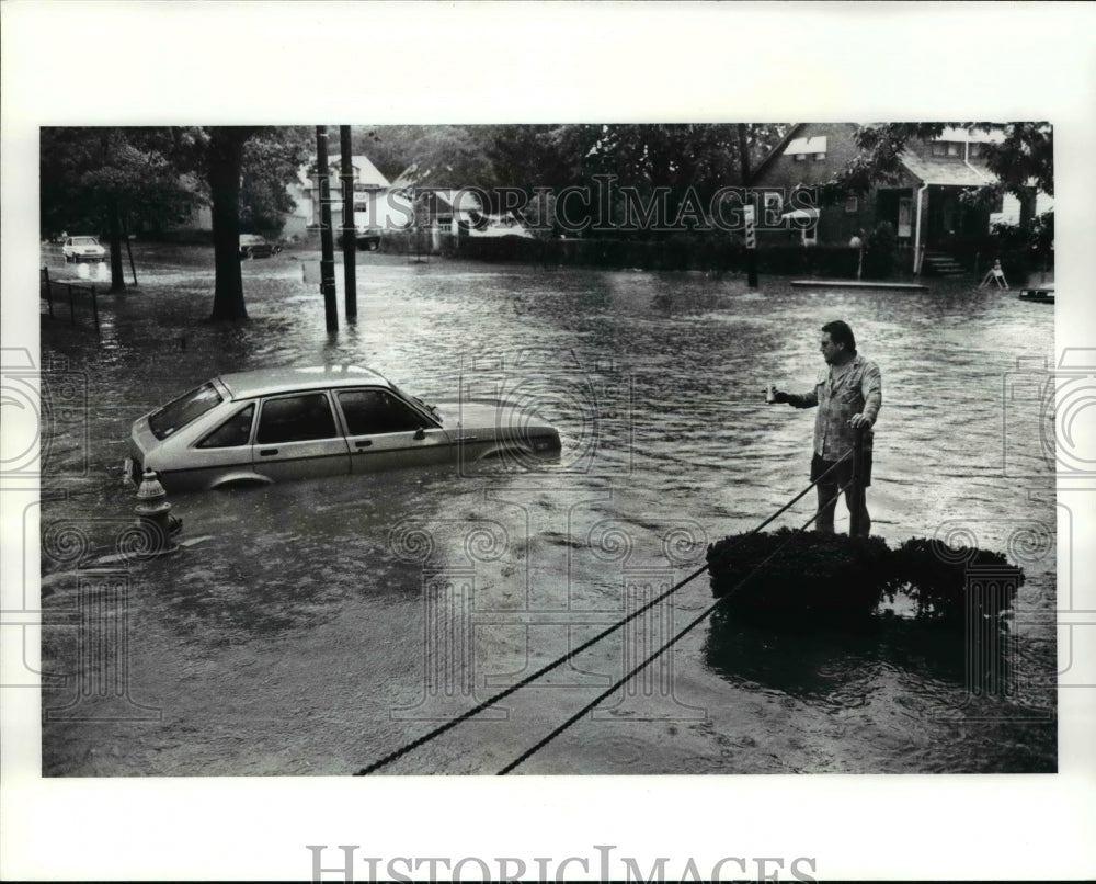 1989 Press Photo The abandoned car in the middle of the flood - cva58473 - Historic Images