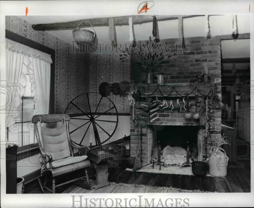 1975 Press Photo Fireplaces - 192 - Historic Images