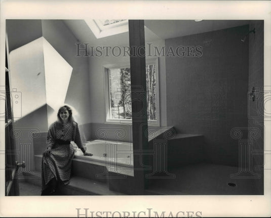 1992 Press Photo A bedroom's bath in the Highland Woods East - Historic Images