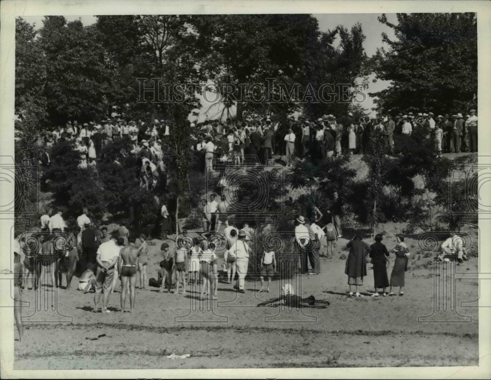 1936, Crowd of bathers and non-bathers listening to Vehovec at - Historic Images