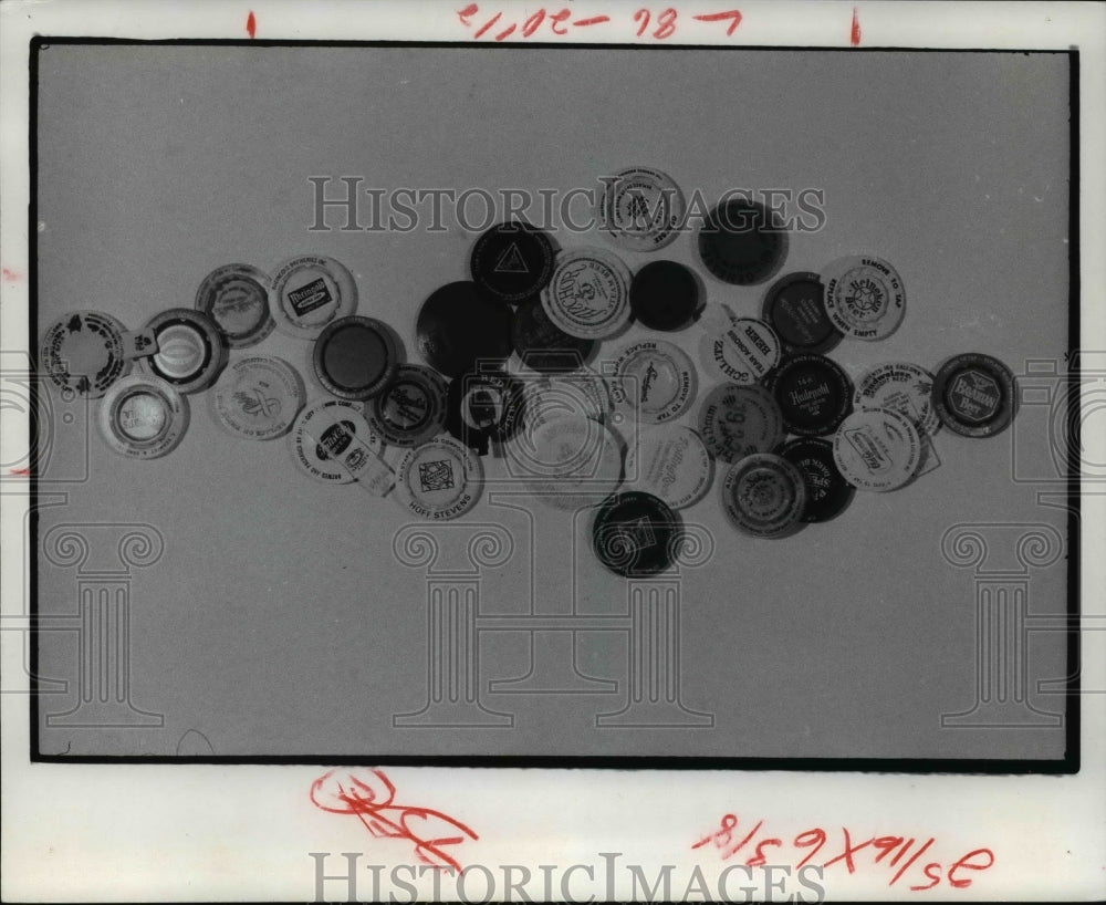 1976 Press Photo Beer industry, plastic caps - Historic Images