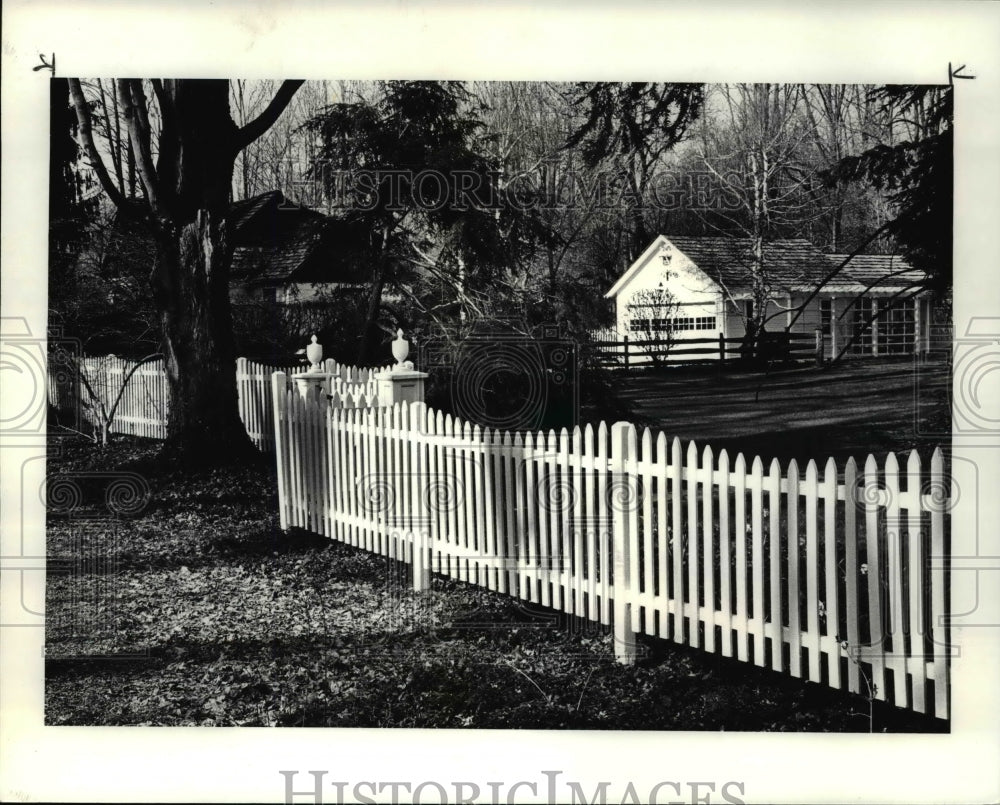 1986 Press Photo Fences at River Rd Gate mills - cva58939-Historic Images