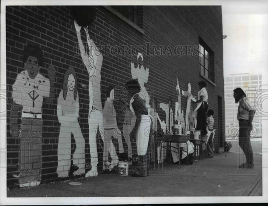 1973 Press Photo Pupils from Cleveland public school painting murals - Historic Images