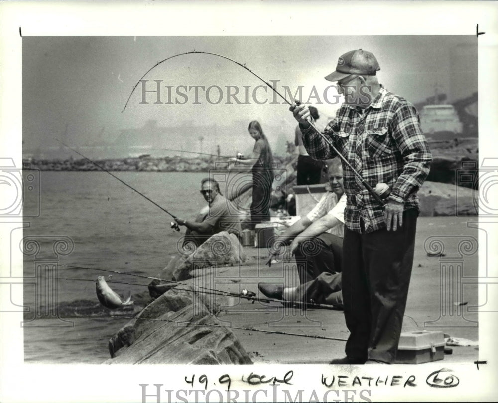 1988 Press Photo Steve Peretiatkl lands a Sheephead while at Edgewater Park-Historic Images