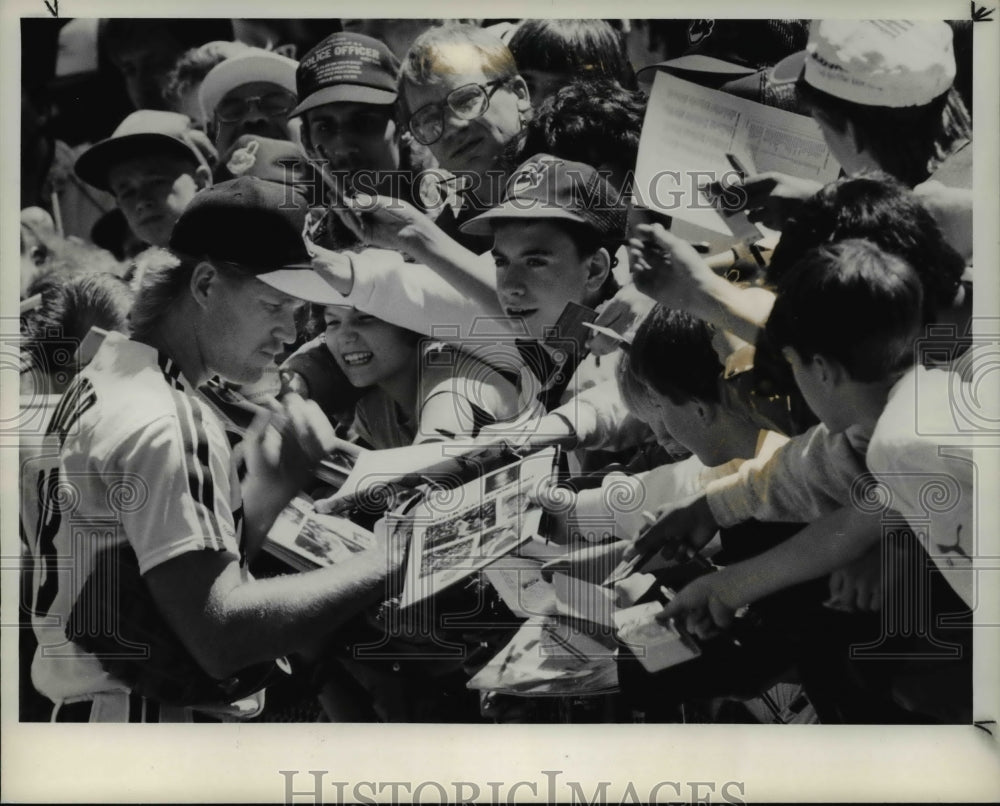 1989 Press Photo Dozens of children clamored just beyond 3rd base - cva59171 - Historic Images