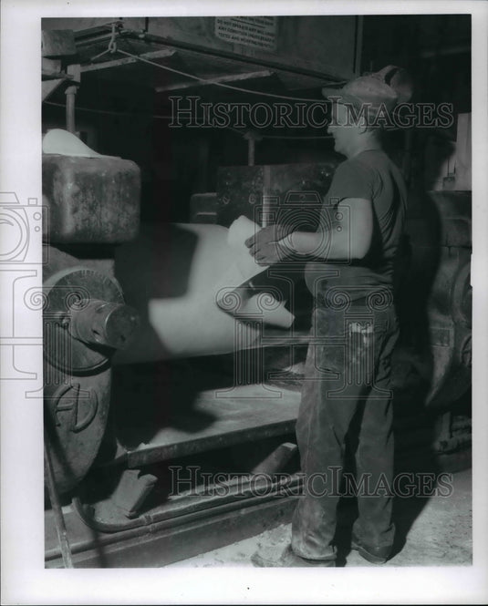 1970 Press Photo Mill Operator Arthur Working at Ashtahula Rubber Co.-Historic Images