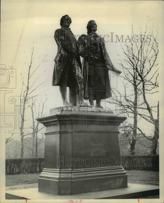 1958 Press Photo Poets Goethe & Sciller at German Cultural Gardens along E. Blvd - Historic Images