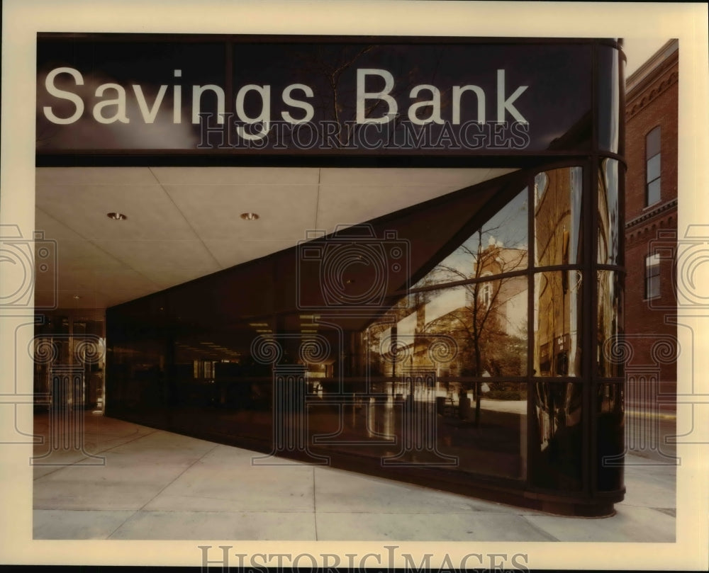 1977 Press Photo The Industrial trust &amp; Savings Bank-Historic Images
