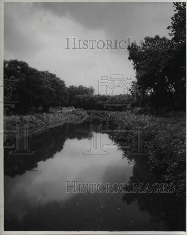 1947 Press Photo Ohio Canal looking East from bridge at Rockside Rd-Historic Images