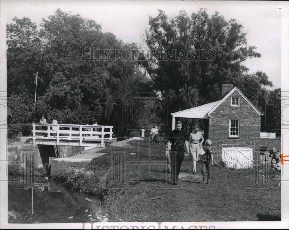 1967 Press Photo Strolling along the old Ohio Canals - Historic Images