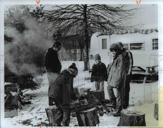 1976 Press Photo The outdoor winter chopping of firewood-Historic Images