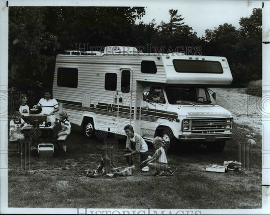1986 Press Photo Minnie Winnee Camping - Historic Images