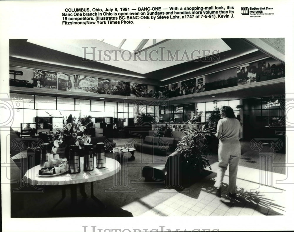 1991 Press Photo Banc One branch in Ohio w/ shopping mall look - Historic Images