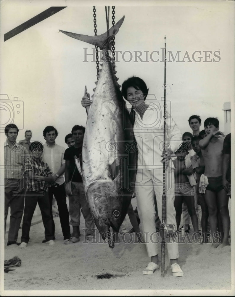 1969 Press Photo Helen king with the huge tuna-Historic Images