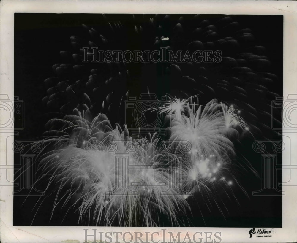 1970 Press Photo Fireworks - cva61076 - Historic Images