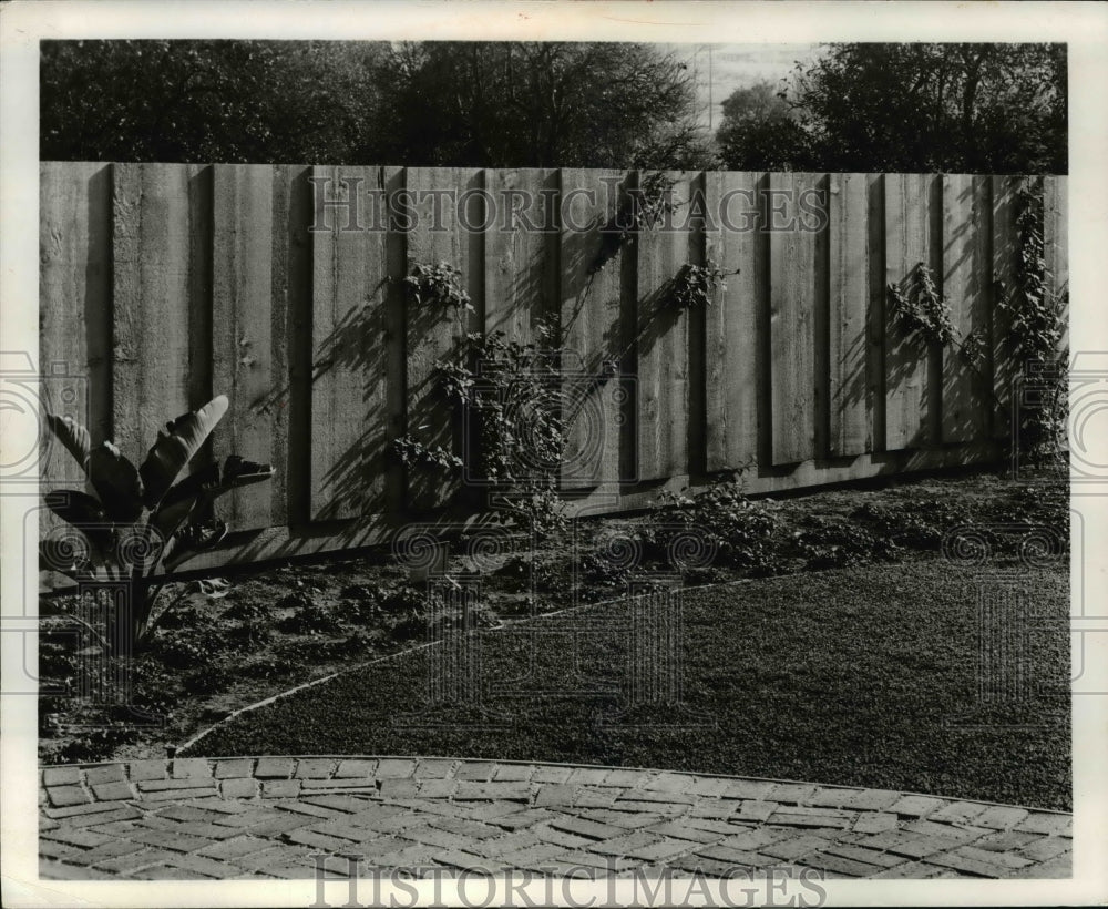 1963 Press Photo Fence-Historic Images